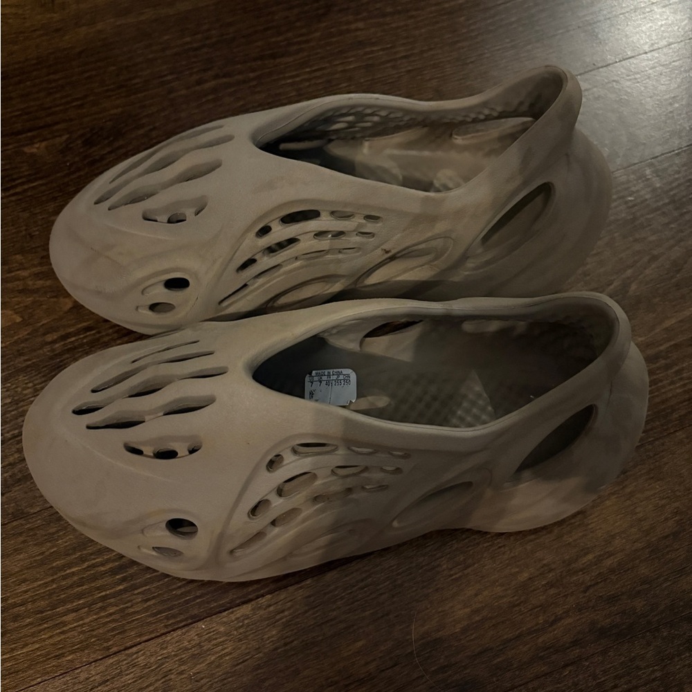 Foam runners size 7